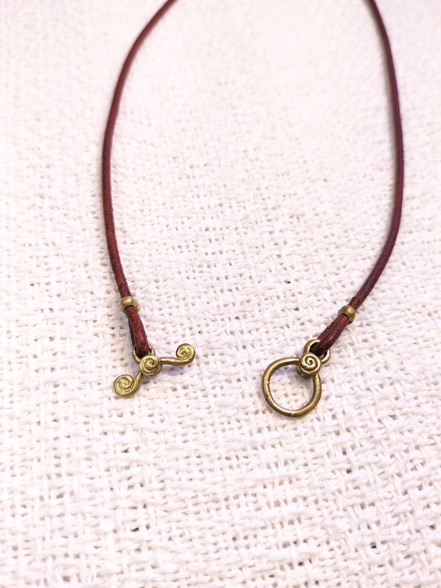 I. Collar de hoja pequeña de plata o latón