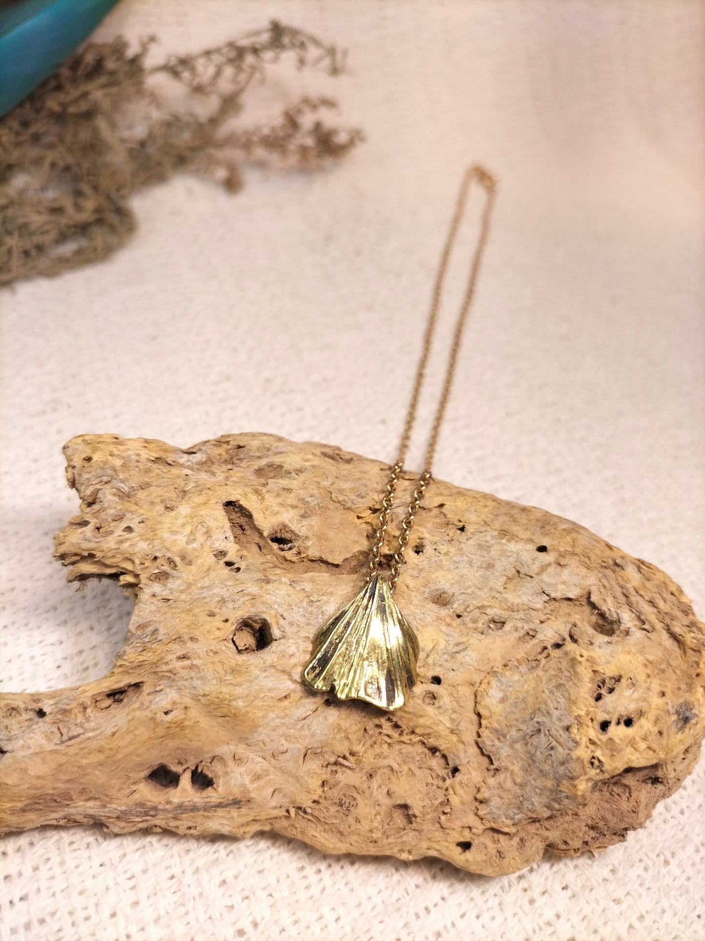 C. Collar de Ginkgo biloba de plata o latón