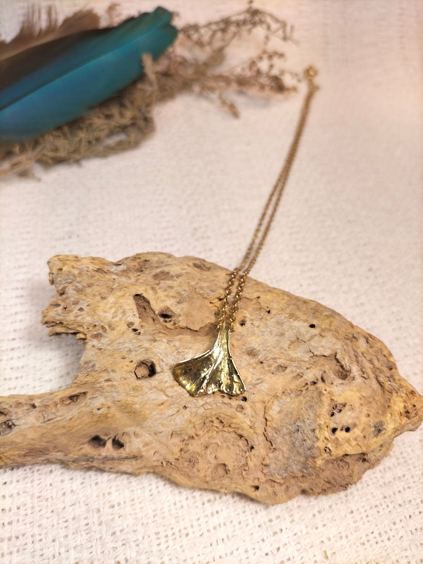 D. Collar de Ginkgo biloba de plata o latón