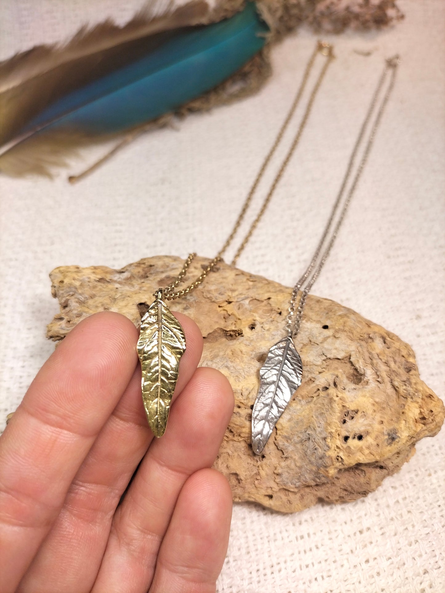 K. Collar de hoja pequeña de plata o latón