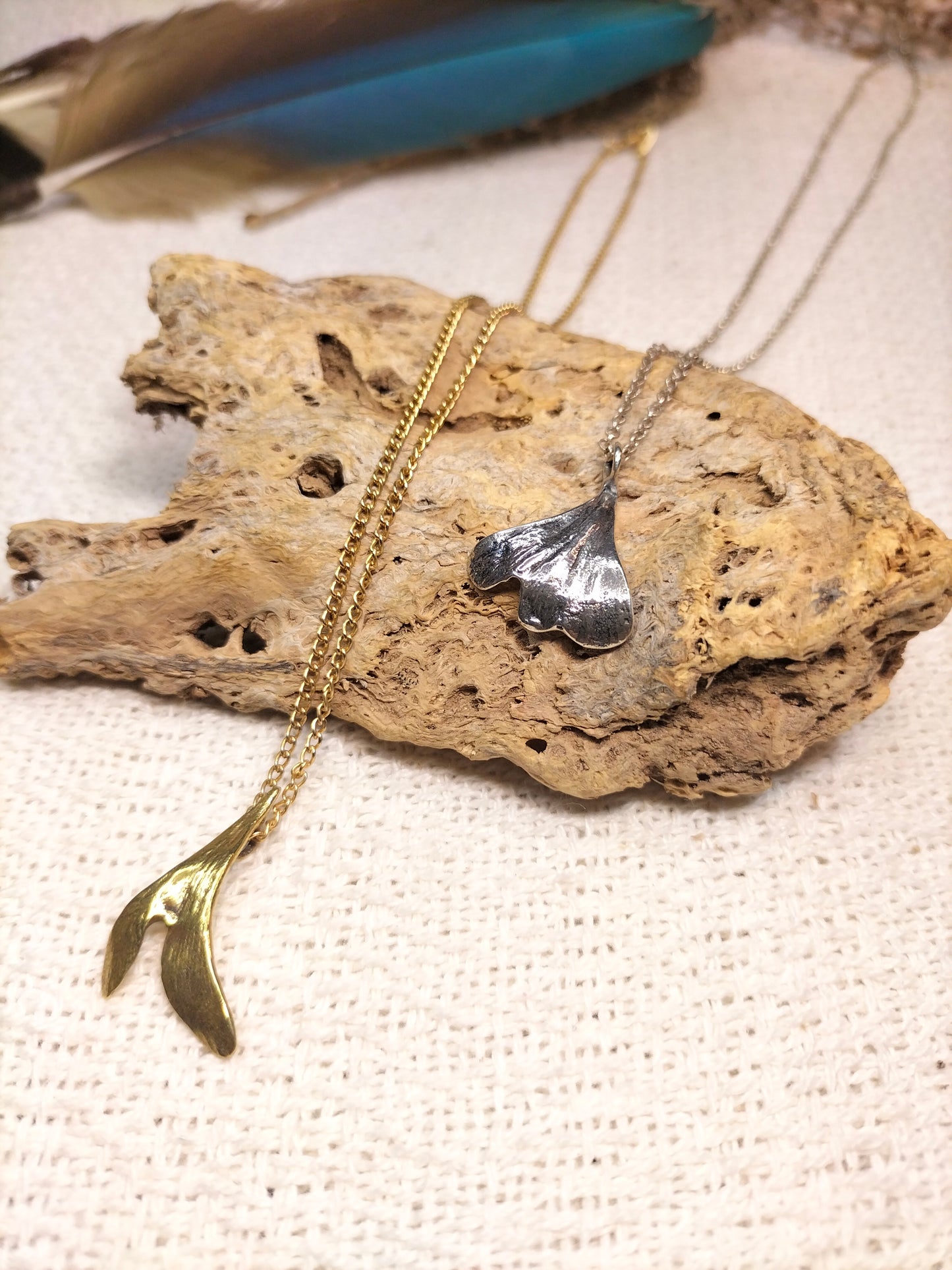 B. Collar de Ginkgo biloba de plata o latón